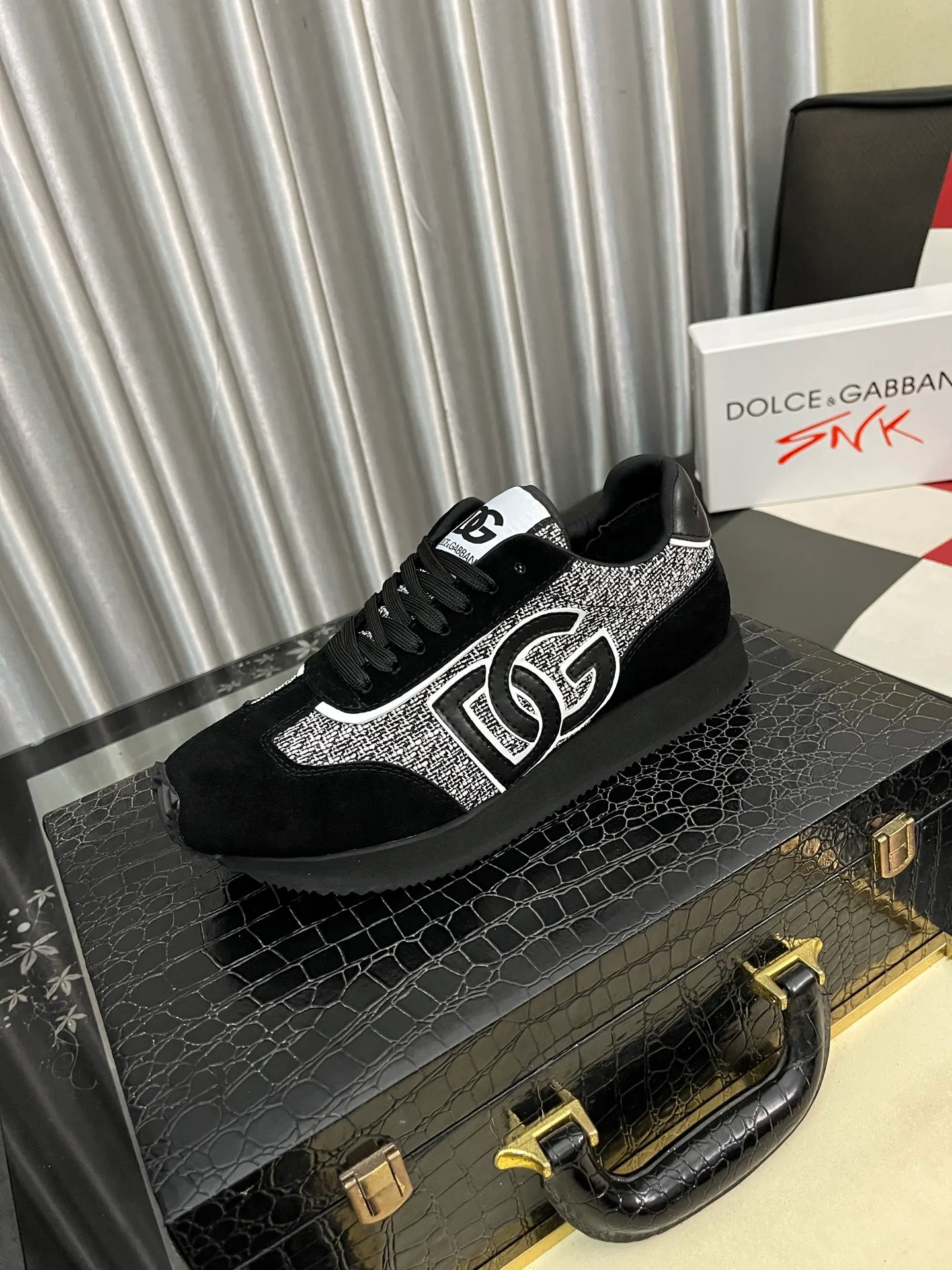 Men's shoes 💰458⌚️⌚️DG's latest popular casual shoes 🔥🔥, the tongue has the brand's iconic details, and the combination of silk cowhide and cow suede enhances the style. Fashionable and versatile, it can complement any look. Create an exquisite design with unique dynamic vitality and modern atmosphere, showing modern elegance. Size: 36-46